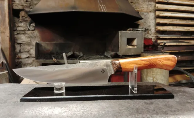 Stage de forge : Alex forge son couteau de cuisine artisanal, Vielverge, O Feu Forgé