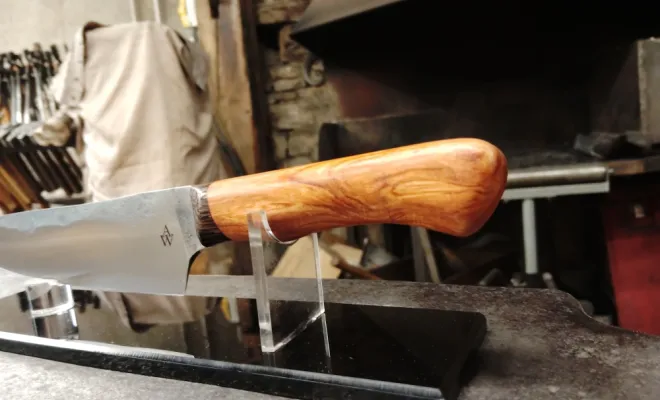 Stage de forge : Alex forge son couteau de cuisine artisanal, Vielverge, O Feu Forgé