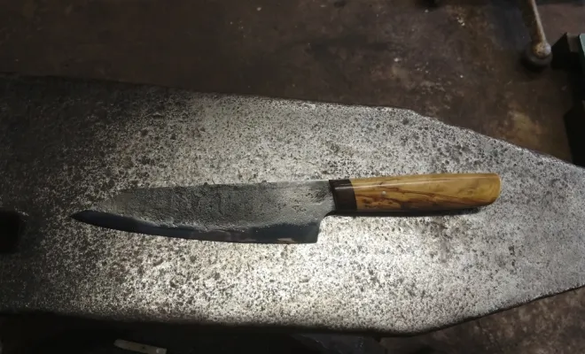 Couteau de cuisine forgé artisanal – La création unique de Frédéric, Vielverge, O Feu Forgé