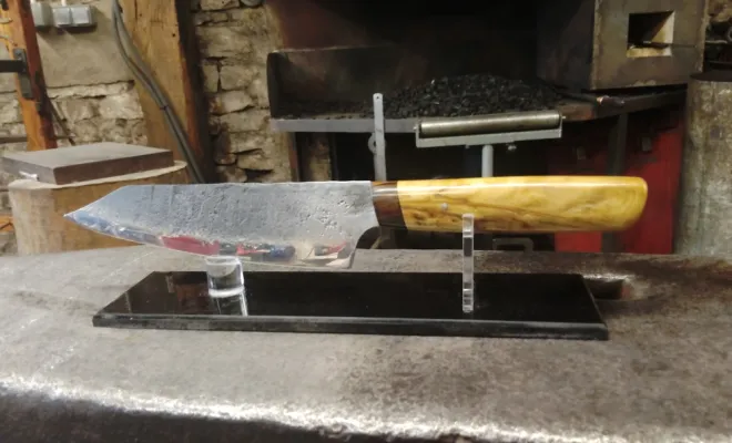 Couteau de cuisine forgé artisanal – La création unique de Frédéric, Vielverge, O Feu Forgé