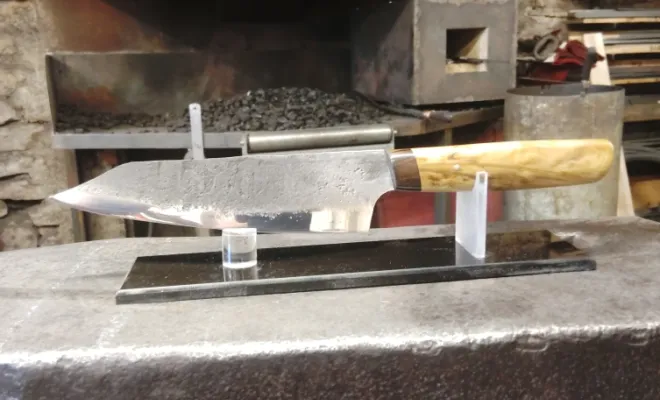 Couteau de cuisine forgé artisanal – La création unique de Frédéric, Vielverge, O Feu Forgé