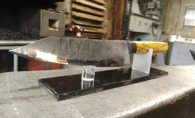 Couteau de cuisine forgé artisanal – La création unique de Frédéric, Vielverge, O Feu Forgé