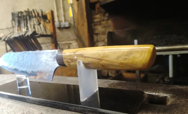 Couteau de cuisine forgé artisanal – La création unique de Frédéric, Vielverge, O Feu Forgé