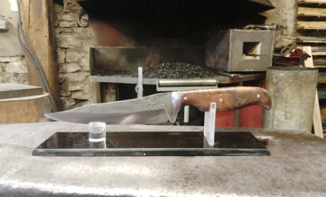 Couteau forgé artisanal – Le couteau unique réalisé par Max, Vielverge, O Feu Forgé