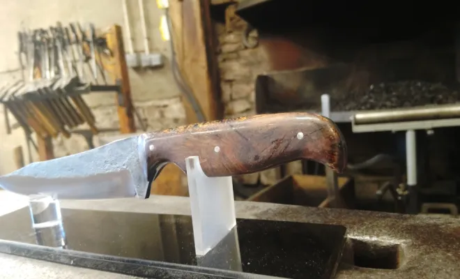 Couteau forgé artisanal – Le couteau unique réalisé par Max, Vielverge, O Feu Forgé