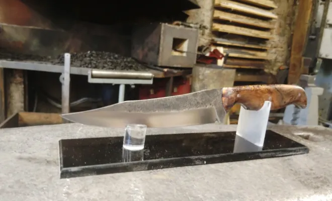 Couteau forgé artisanal – Le couteau unique réalisé par Max, Vielverge, O Feu Forgé
