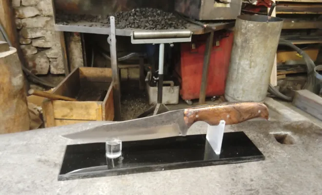 Couteau forgé artisanal – Le couteau unique réalisé par Max, Vielverge, O Feu Forgé
