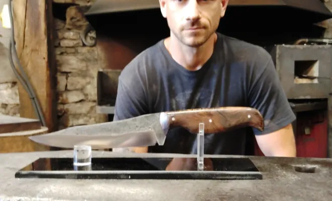 Couteau forgé artisanal – Le couteau unique réalisé par Max, Vielverge, O Feu Forgé