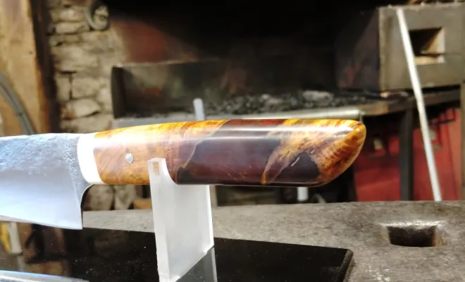 Stage de forge : Yannick réalise son couteau de cuisine artisanal, Vielverge, O Feu Forgé