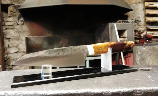 Stage de forge : Yannick réalise son couteau de cuisine artisanal, Vielverge, O Feu Forgé