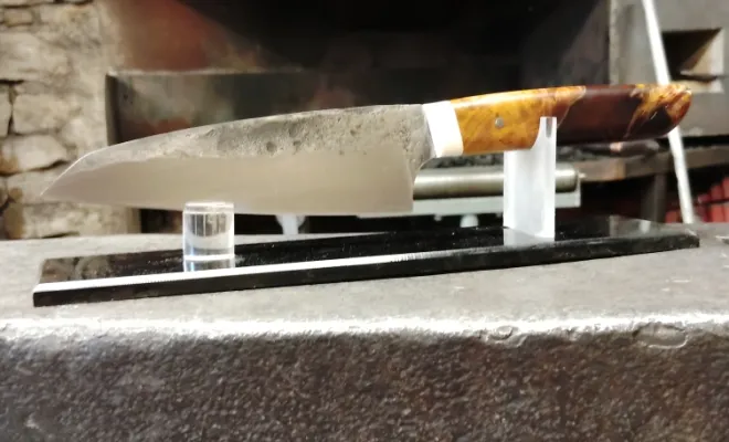Stage de forge : Yannick réalise son couteau de cuisine artisanal, Vielverge, O Feu Forgé