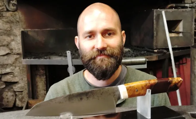 Stage de forge : Yannick réalise son couteau de cuisine artisanal, Vielverge, O Feu Forgé