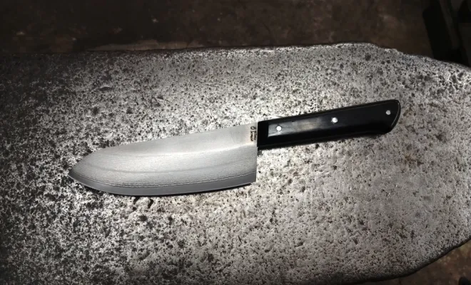 Romain réalise son propre couteau en stage de coutellerie en Bourgogne, Vielverge, O Feu Forgé
