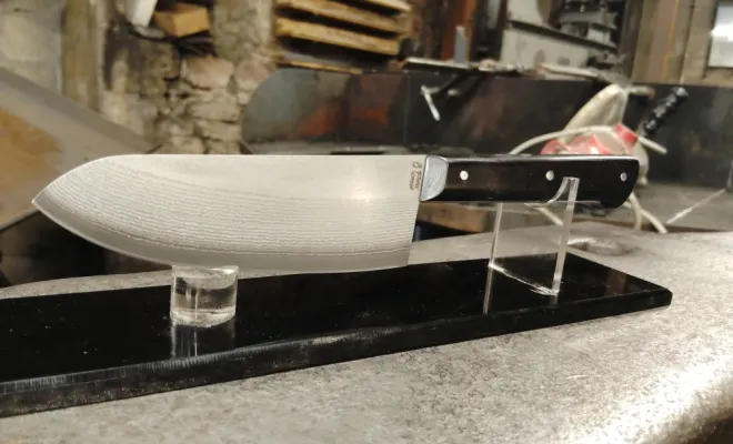 Romain réalise son propre couteau en stage de coutellerie en Bourgogne, Vielverge, O Feu Forgé