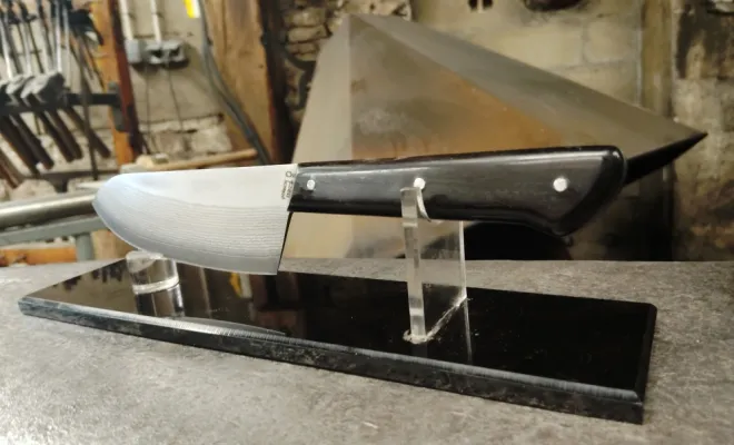 Romain réalise son propre couteau en stage de coutellerie en Bourgogne, Vielverge, O Feu Forgé