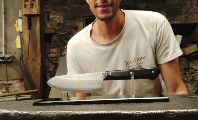 Romain réalise son propre couteau en stage de coutellerie en Bourgogne, Vielverge, O Feu Forgé