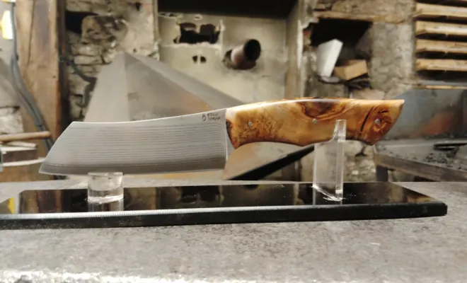 Sébastien réalise son couteau San-Maï en stage de coutellerie en Bourgogne, Vielverge, O Feu Forgé