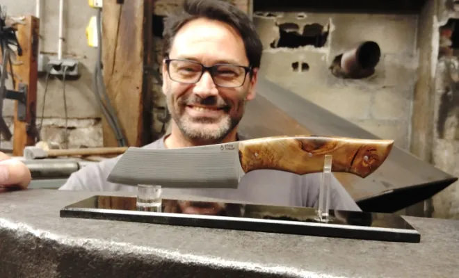 Sébastien réalise son couteau San-Maï en stage de coutellerie en Bourgogne, Vielverge, O Feu Forgé