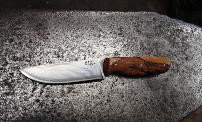 Stage de coutellerie : Cyrille fabrique son couteau en acier San-Maï, Vielverge, O Feu Forgé