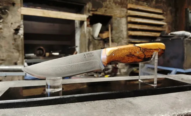 Stage de coutellerie : Cyrille fabrique son couteau en acier San-Maï, Vielverge, O Feu Forgé