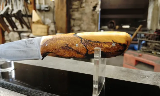 Stage de coutellerie : Cyrille fabrique son couteau en acier San-Maï, Vielverge, O Feu Forgé