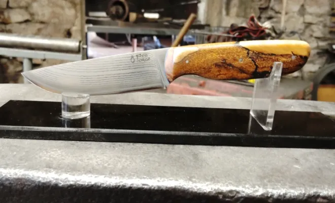 Stage de coutellerie : Cyrille fabrique son couteau en acier San-Maï, Vielverge, O Feu Forgé