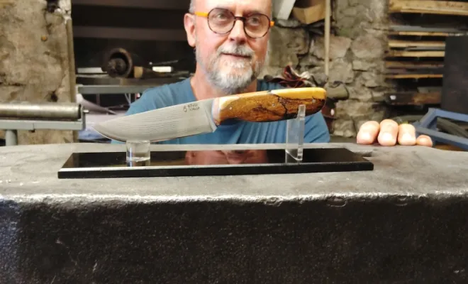 Stage de coutellerie : Cyrille fabrique son couteau en acier San-Maï, Vielverge, O Feu Forgé