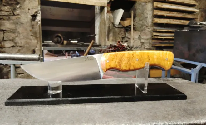 Stage de coutellerie en Bourgogne : Cyril forge son propre couteau artisanal, Vielverge, O Feu Forgé