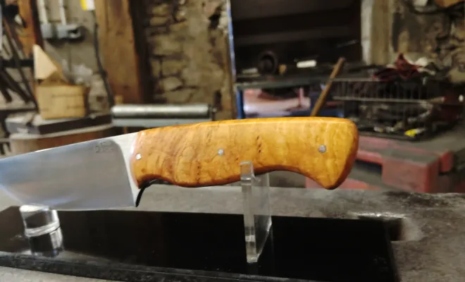 Stage de coutellerie en Bourgogne : Cyril forge son propre couteau artisanal, Vielverge, O Feu Forgé