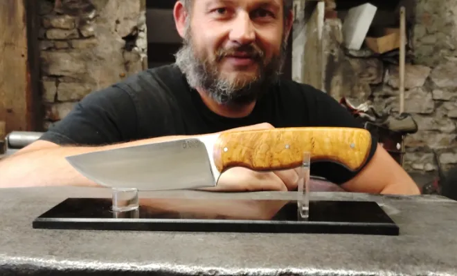 Stage de coutellerie en Bourgogne : Cyril forge son propre couteau artisanal, Vielverge, O Feu Forgé