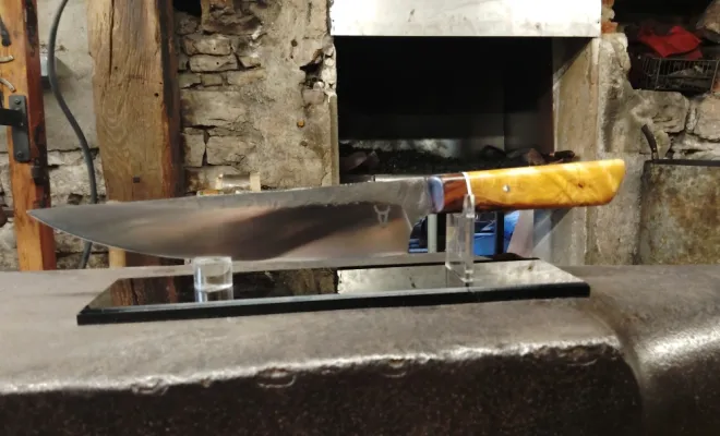 Sébastien, deux jours de forge pour créer son couteau de cuisine, Vielverge, O Feu Forgé