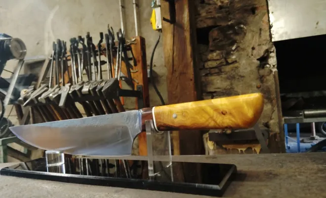 Sébastien, deux jours de forge pour créer son couteau de cuisine, Vielverge, O Feu Forgé