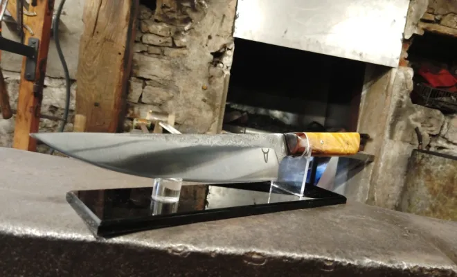 Sébastien, deux jours de forge pour créer son couteau de cuisine, Vielverge, O Feu Forgé