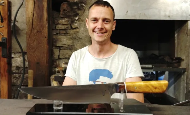 Sébastien, deux jours de forge pour créer son couteau de cuisine, Vielverge, O Feu Forgé