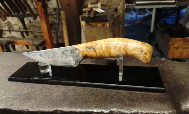 Michel, deux jours de forge pour créer son couteau utilitaire, Vielverge, O Feu Forgé