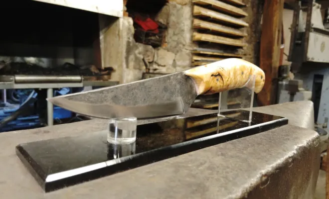 Michel, deux jours de forge pour créer son couteau utilitaire, Vielverge, O Feu Forgé