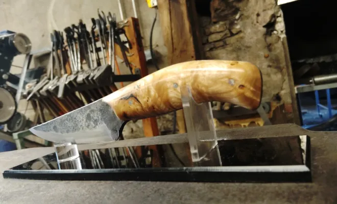 Michel, deux jours de forge pour créer son couteau utilitaire, Vielverge, O Feu Forgé