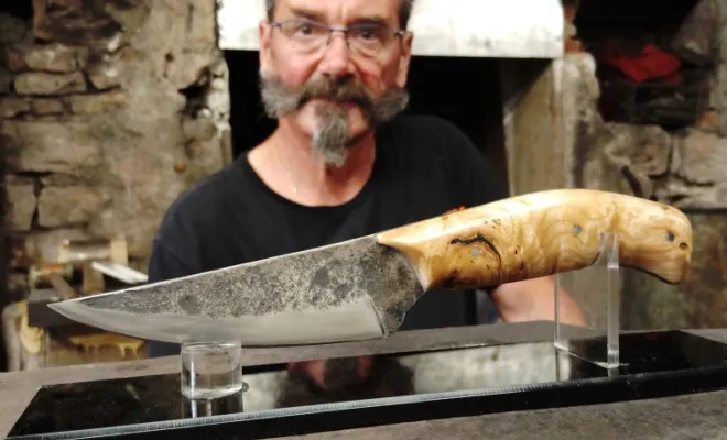 Michel, deux jours de forge pour créer son couteau utilitaire, Vielverge, O Feu Forgé