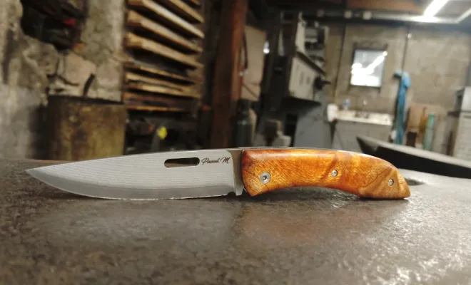 Pascal : fabriquer son propre couteau pliant Tochou à l’atelier, Vielverge, O Feu Forgé