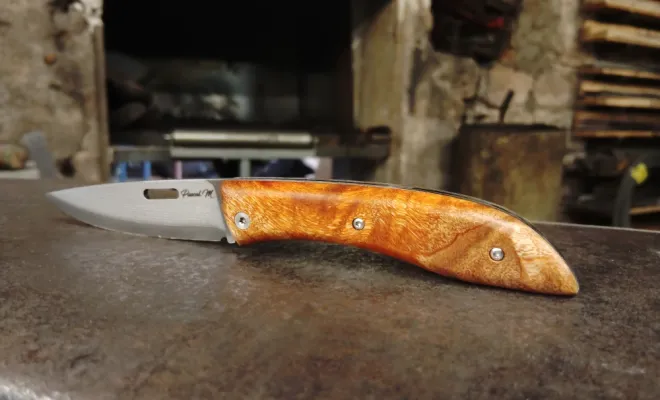 Pascal : fabriquer son propre couteau pliant Tochou à l’atelier, Vielverge, O Feu Forgé