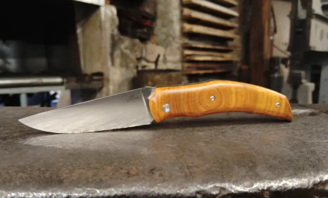 Éric : deux jours à l’atelier pour fabriquer son couteau pliant Victorus, Vielverge, O Feu Forgé