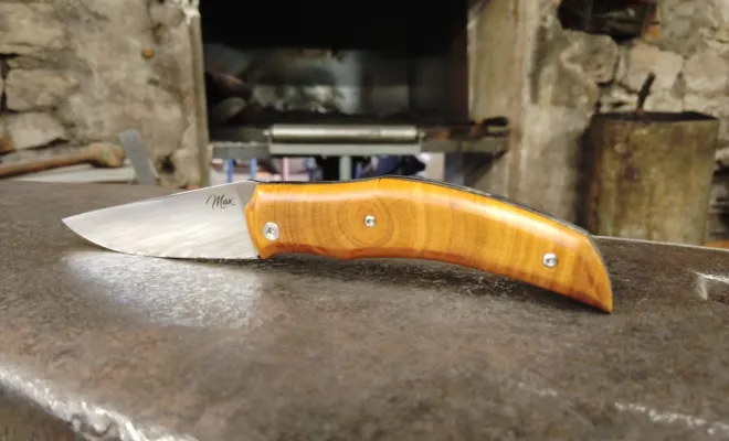Éric : deux jours à l’atelier pour fabriquer son couteau pliant Victorus, Vielverge, O Feu Forgé