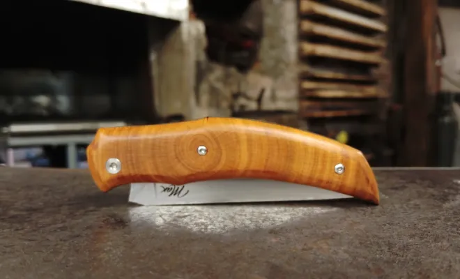 Éric : deux jours à l’atelier pour fabriquer son couteau pliant Victorus, Vielverge, O Feu Forgé