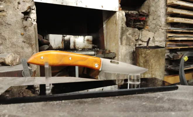 François : un collectionneur fabrique son premier couteau pliant Tochou, Vielverge, O Feu Forgé