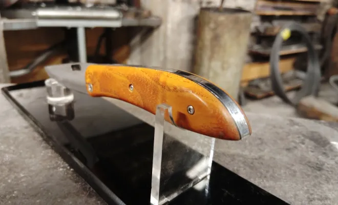 François : un collectionneur fabrique son premier couteau pliant Tochou, Vielverge, O Feu Forgé