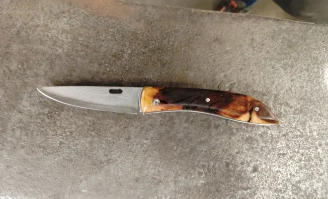 Arnaud : un couteau pliant Tochou en san mai et cep de vigne, Vielverge, O Feu Forgé