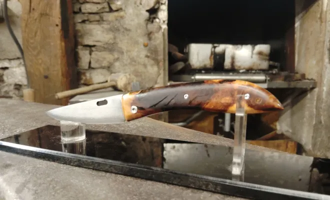 Arnaud : un couteau pliant Tochou en san mai et cep de vigne, Vielverge, O Feu Forgé