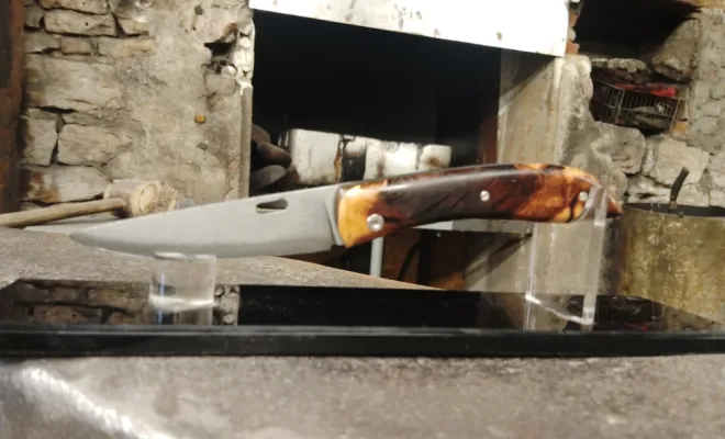 Arnaud : un couteau pliant Tochou en san mai et cep de vigne, Vielverge, O Feu Forgé