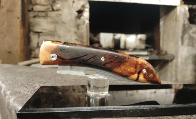Arnaud : un couteau pliant Tochou en san mai et cep de vigne, Vielverge, O Feu Forgé