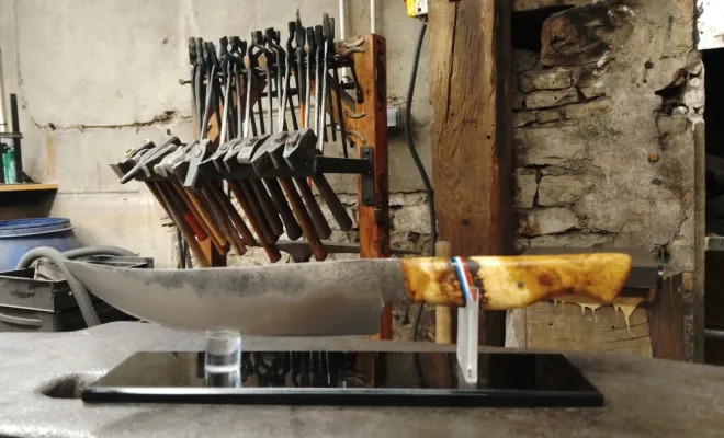 Un couteau de cuisine forgé à la main pendant un stage à l’atelier, Vielverge, O Feu Forgé